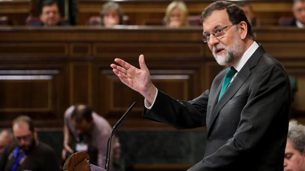 Rajoy acusa a Sánchez de hacer una moción de censura a los españoles