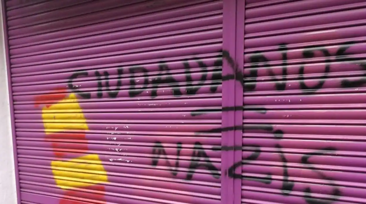 Rivera difundió ayer en Twitter una parte de la pintada a la tienda de su madre: «Ciudadanos = Nazis. Viva el PP»