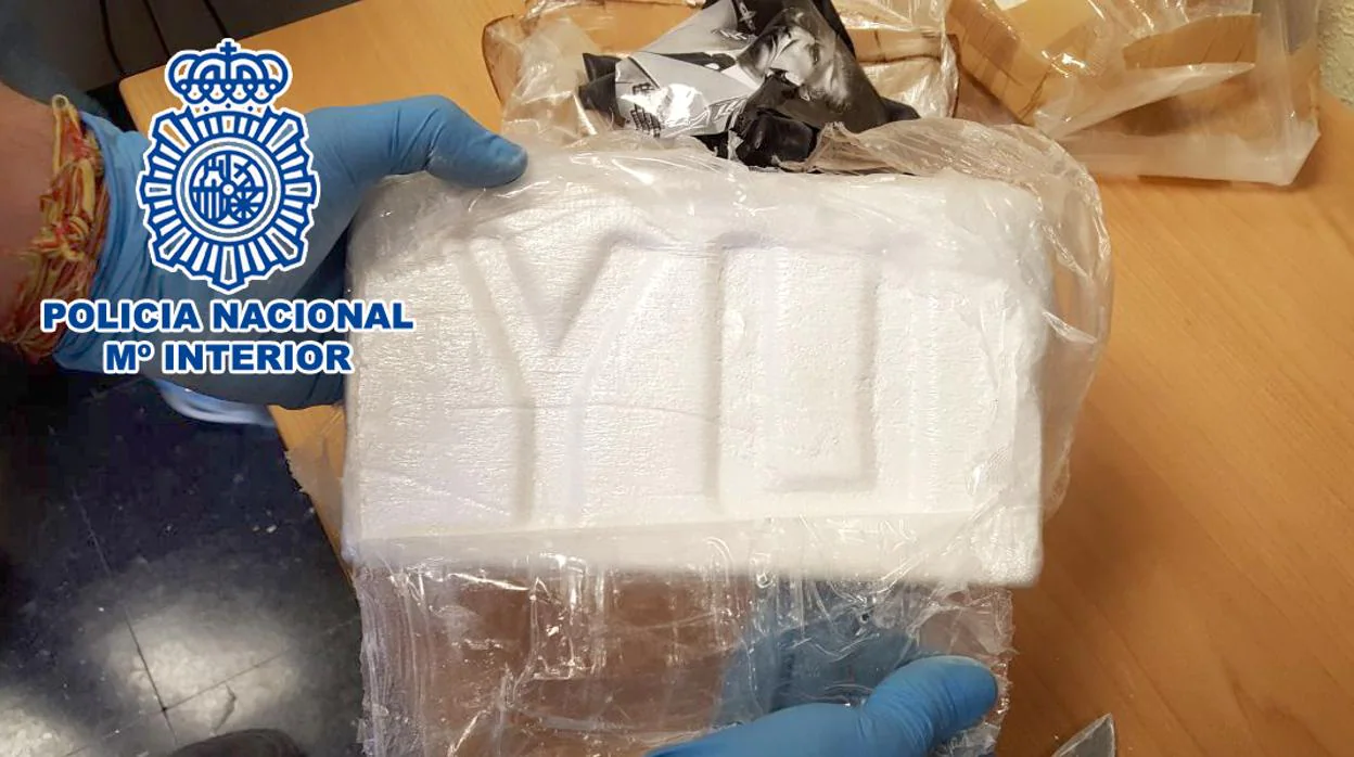 Un agente muestra un paquete con droga intervenido en esta operación