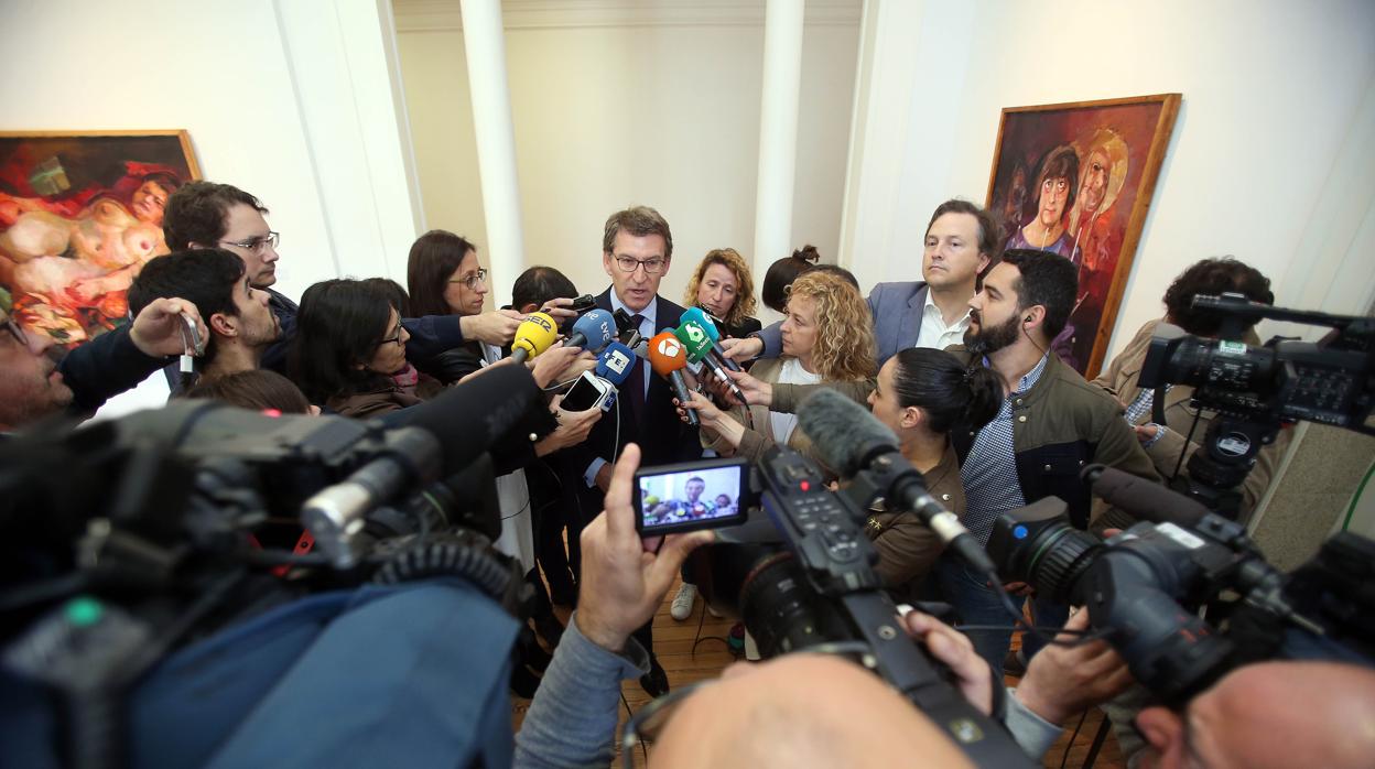 Feijóo, este viernes, atendiendo a los medios de comunicación en Santiago