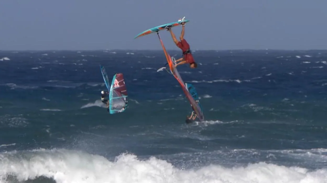 La estrella nórdica de windsurf que viene a Canarias con su espectáculo sobre las olas