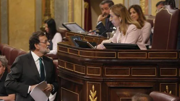 Rajoy con Pastor, ayer en el Congreso