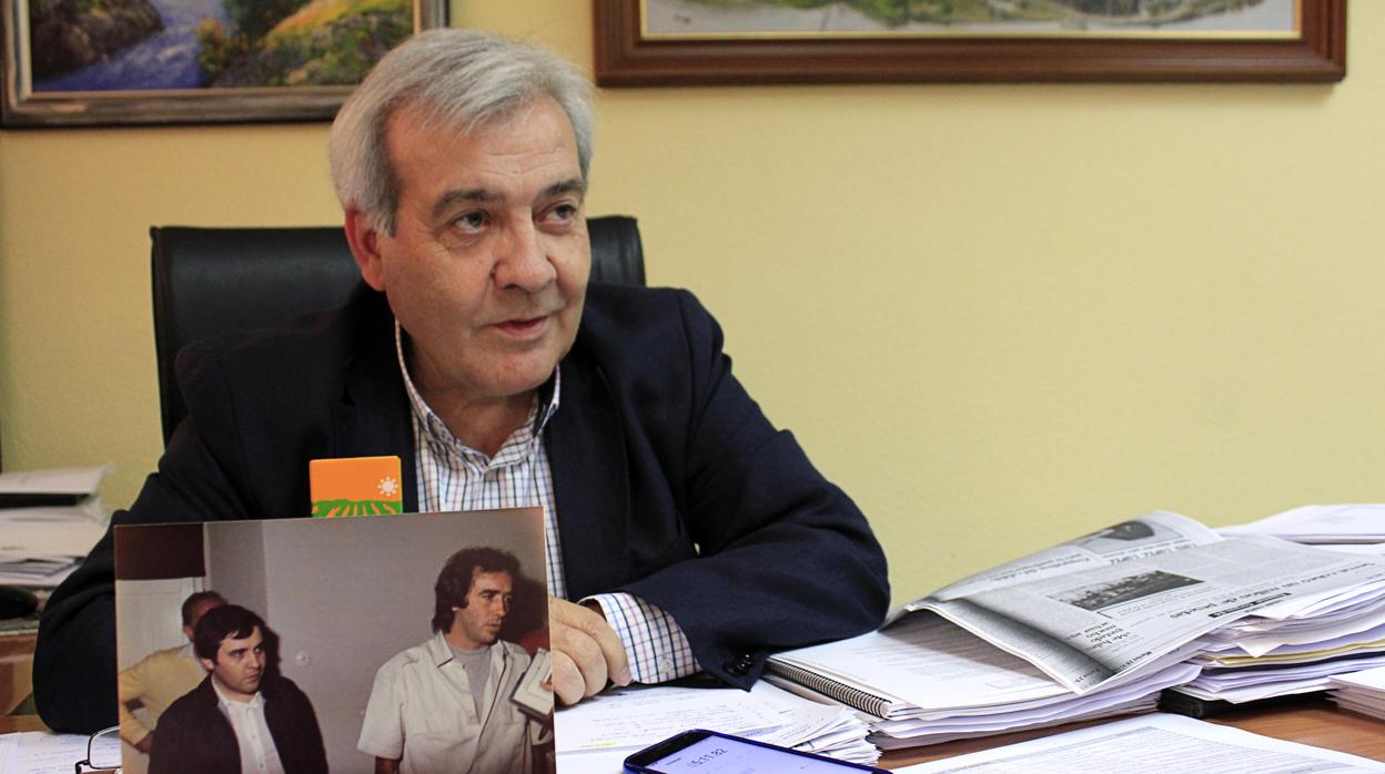 Pérez del Pino habla en su despacho de la fotografía con Serrat