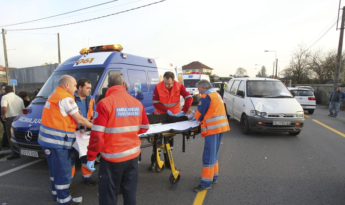 Personal sanitario atendiendo a una emergencia en una imagen de archivo