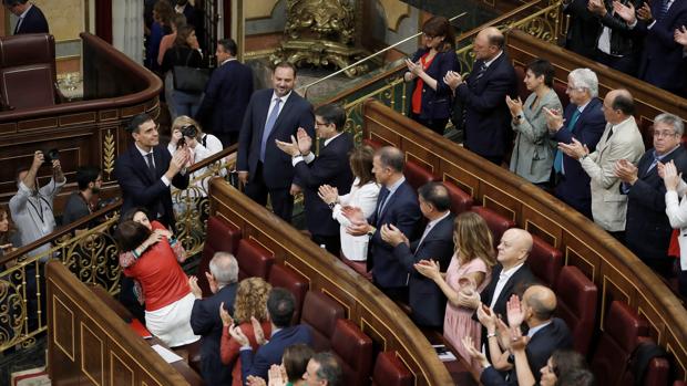 El nuevo Gobierno: Ábalos cortejado por todos y Carmen Calvo como posible vicepresidenta