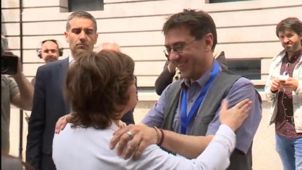 Monedero se disculpa por su mala educación con Soraya Sáenz de Santamaría