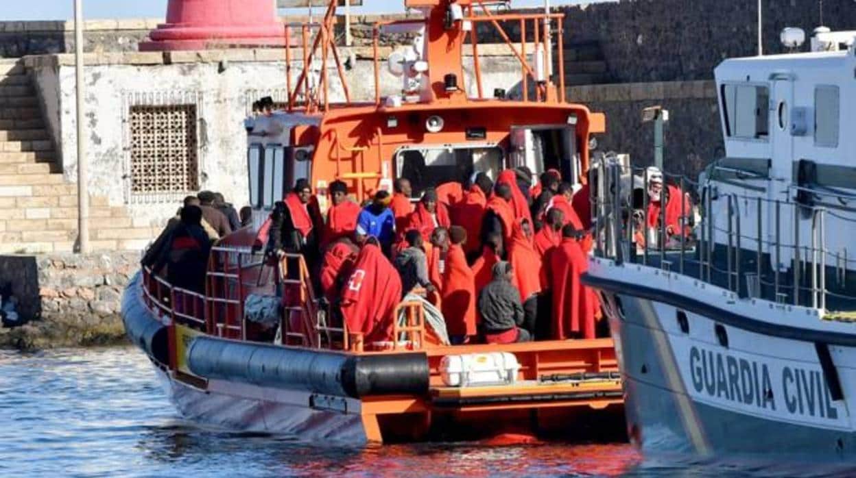 Inmigrantes rescatados son lelvados a costa por Salvamento Marítimo en una imagen de archivo