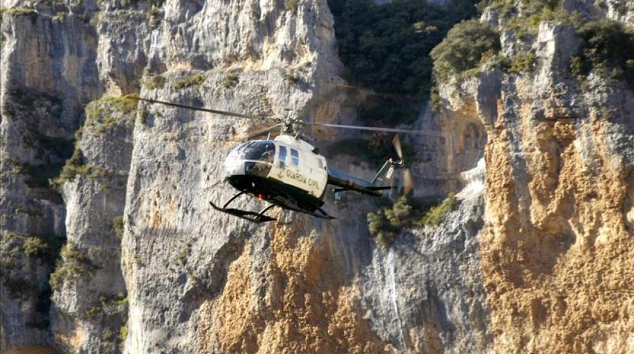 El cadáver fue rescatado por un helóptero de las unidades de montaña de la Guardia Civil