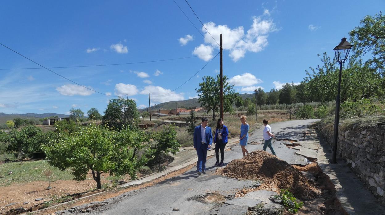 Santiago Cabañero comprueba los daños en Elche de la Sierra