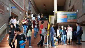 Estudiantes en el pasillo central de la Facultad de Matemáticas de la Universidade de Santiago