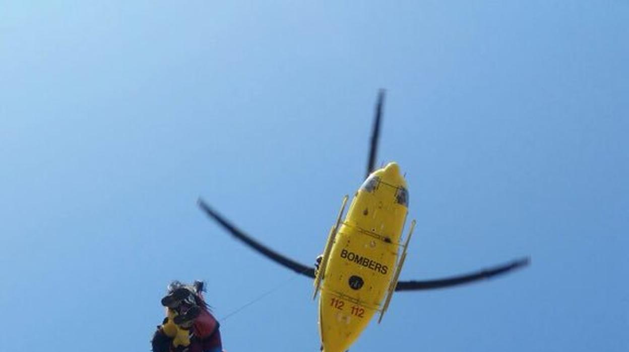 Imagen del traslado en helicóptero de la chica herida