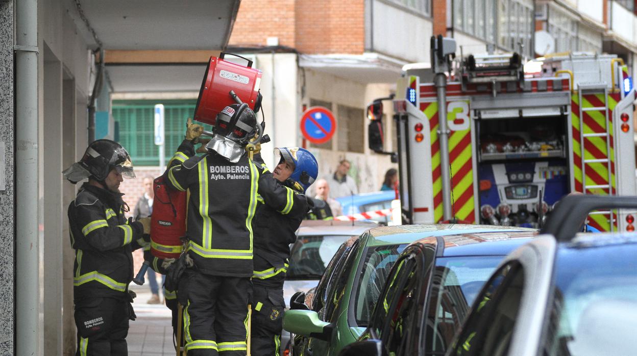 Los bomberos intervienen en una fuga de gas butano en la calle Gaspar Arroyo, en Palencia