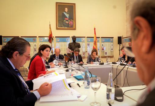 La presidenta de EDEM, Hortensia Roig (2ª i), y el presidente de la Asociación Valenciana de Empresarios, Vicente Boluda (i), durante la deliberación del Premio Rey Jaime I Emprendedor de su trigésima edición