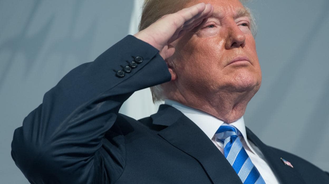 Donald Trump saludando durante una Ceremonia de cambio de mando en Estados Unidos