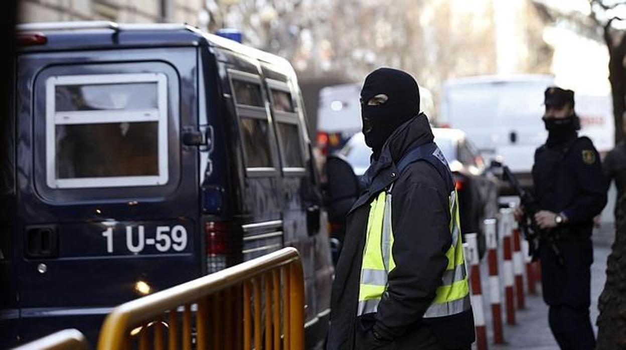 Varios policías vigilan el traslado de unos yihadistas en una imagen de archivo