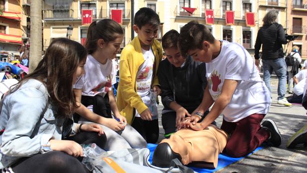 Escolares de la ciudad realizan un curso de primeros auxilios en Zocodover