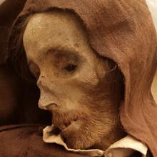 Rostro momificado con el hábito franciscano con el que fue enterrado