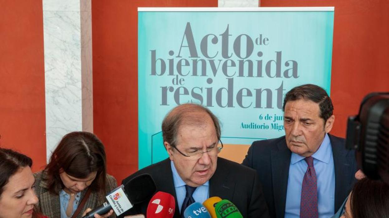 Juan Vicente Herrera, junto a Antonio Sáez Aguado