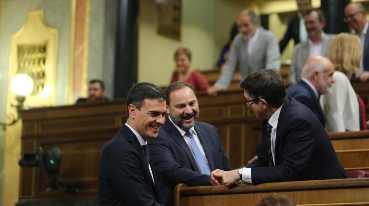 Ábalos con Pedro Sánchez y Patxi López en el Congreso de los Diputados