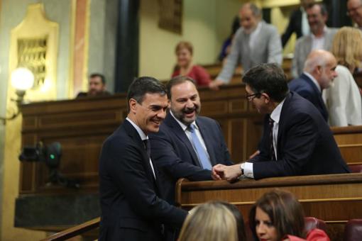 Ábalos con Pedro Sánchez y Patxi López en el Congreso de los Diputados