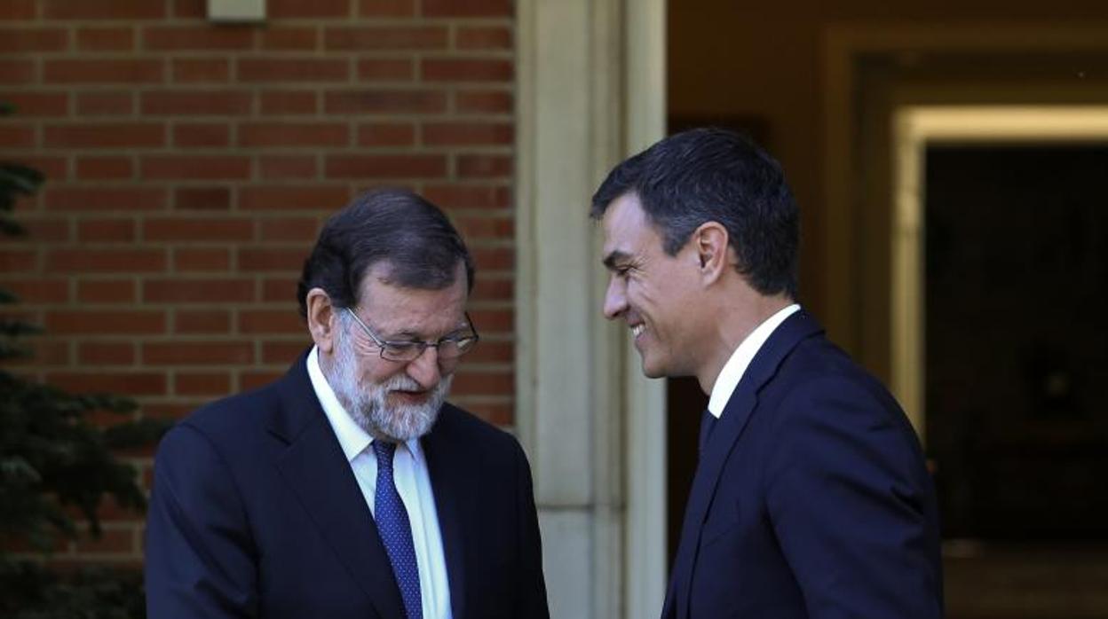 Así debutaron Rajoy y Sánchez en La Moncloa: 30 medidas urgentes contra una sola decisión política