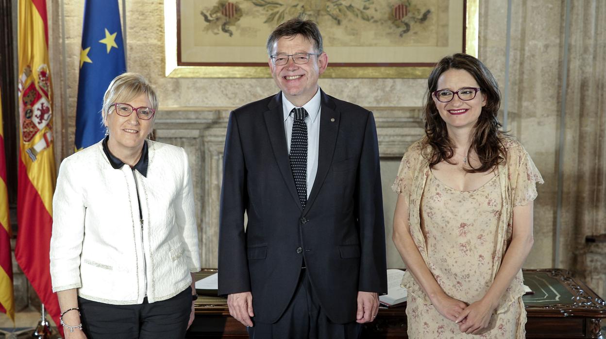 El presidente de la Generalitat, Ximo Puig, y la vicepresidenta del Consell, Mónica Oltra, junto a la nueva consellera de Sanidad Universal y Salud Pública, Ana Barceló, tras su toma de posesión