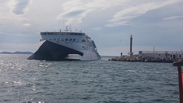 Evacuados 175 viajeros de un ferry embarrancado en Ibiza