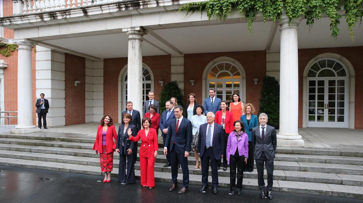 El Gobierno del PSOE, en su primera foto de familia en La Moncloa
