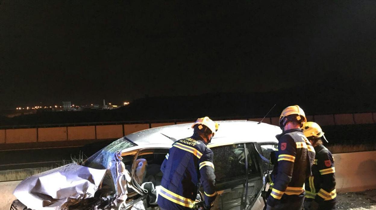 Bomberos durante la excarcelación de uno de los conductores