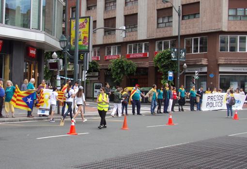Cargos del PNV y soberanistas catalanes participan en una cadena humana por el derecho a decidir