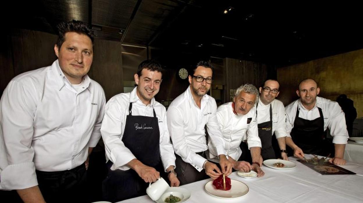 Ricard Camarena y Quique Dacosta, a la izquierda, con otros cocineros en una demostración culinaria