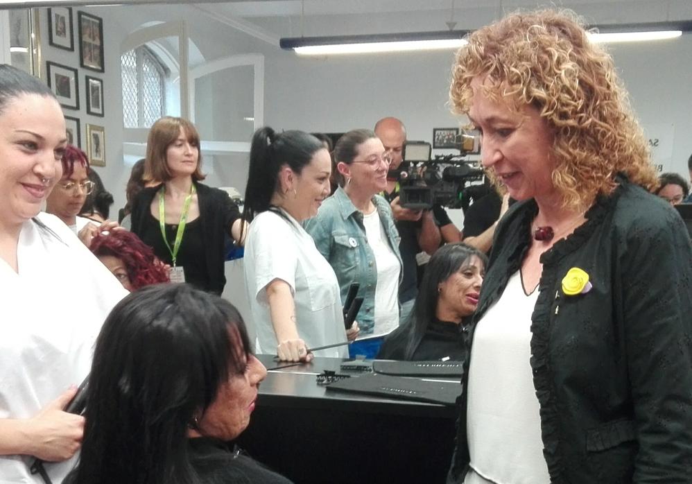 La consejera de Justicia, Ester Capella, visitó ayer la peluquería de la cárcel de mujeres de Barcelona