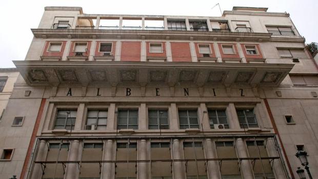 El Teatro Albéniz, en la calle de la Paz, lleva cerrado una década