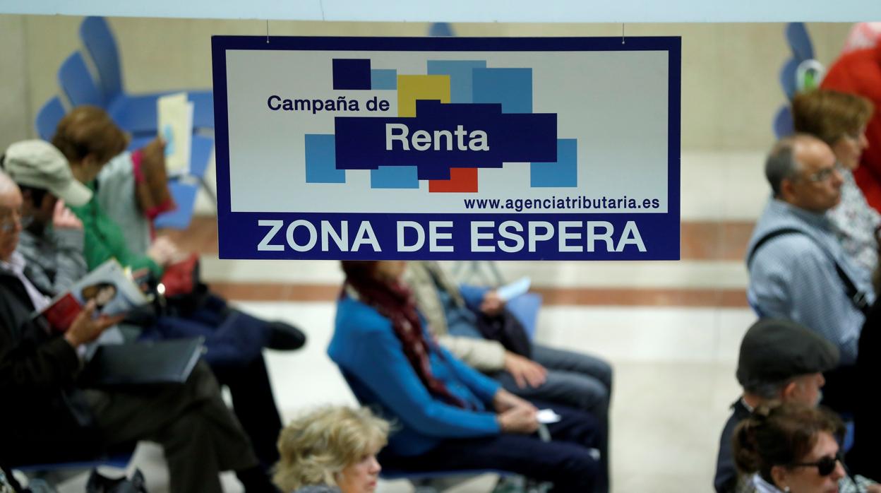 Contribuyentes esperando turno en una oficina de la Agencia Tributaria