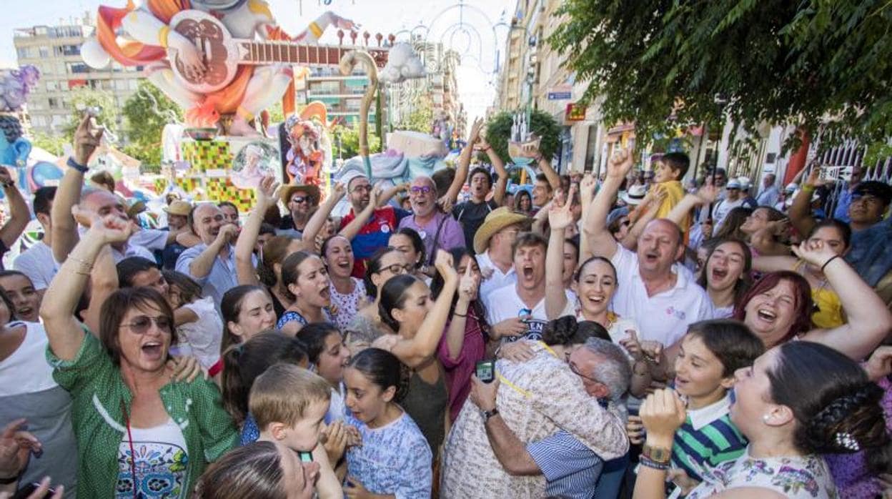 Festeros celebrando un premio en una edición pasada de Fogueres de Sant Joan en Alicante