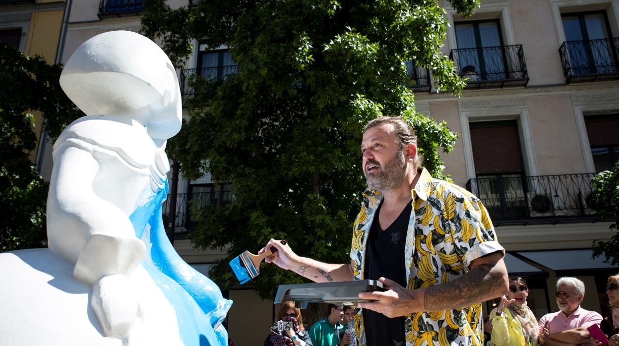 Un artista pinta en directo una menina vandalizada frente al Reina Sofía