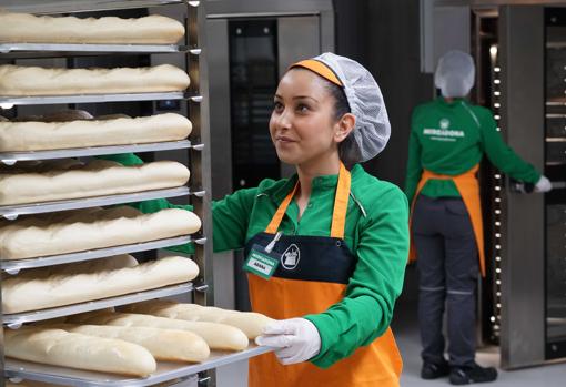 Imagen de una trabajadora del horno de la «Colmena» de Mercadona en Valencia