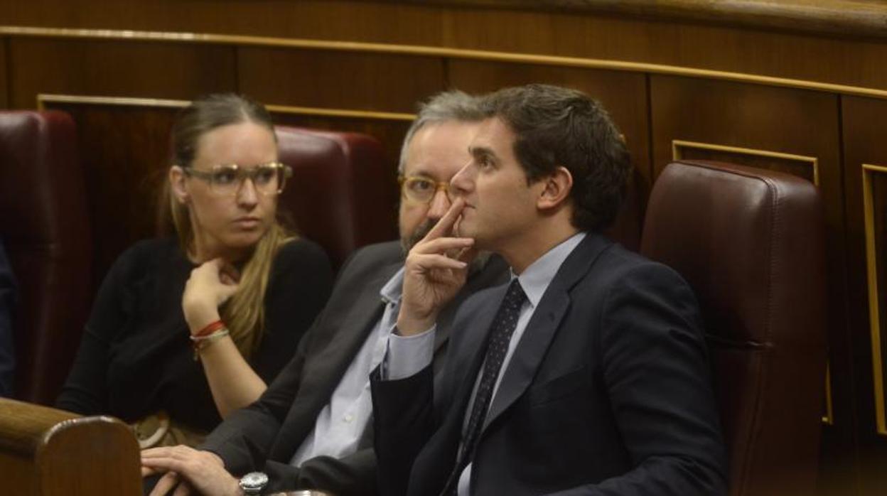 Albert Rivera, Juan Carlos Girauta y Melisa Fernández en sus escaños en el Congreso de los Diputados