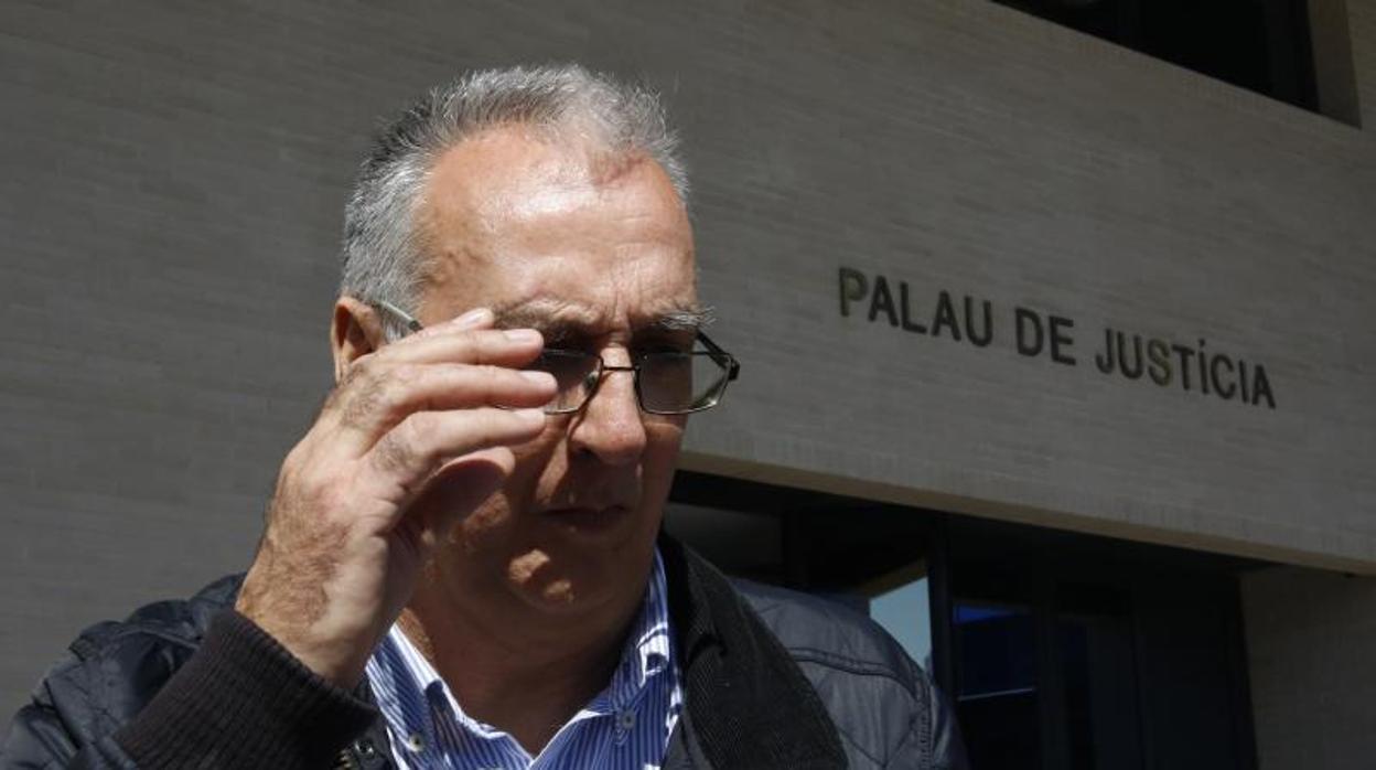 El exalcalde de Benidorm Agustín Navarro, a la salida de los juzgados por el caso de los posibles enchufes