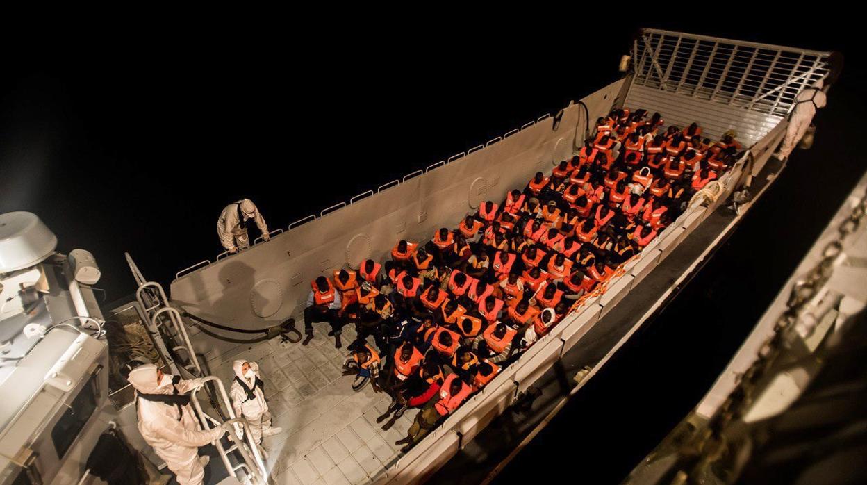 El barco Aquarius rescata a parte de los 629 inmigrantes, a los que impidieron atracar en Malta e Italia