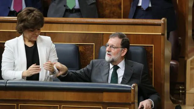 Cambio de sillas en el PP: Cospedal, por delante de Santamaría en el Congreso