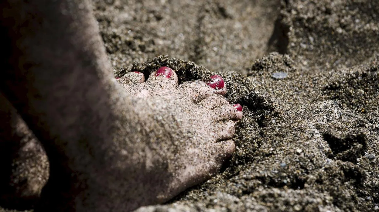 Imagen de archivo de unos pies en la playa