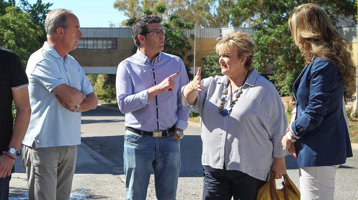 El presidente de la Diputación, Jorge Rodríguez, y diputada de Bienestar Social, Mercedes Berenguer, en el complejo de Bétera