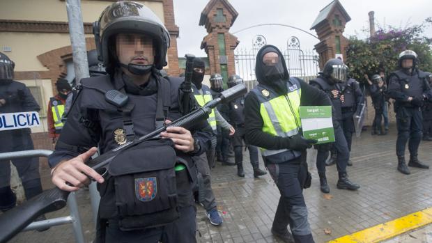 Policías desplegados en Barcelona el 1-O homenajean a un camionero que les ayudó