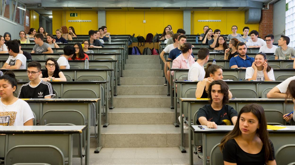 Alumnos se preparan para empezar las pruebas de selectividad en Cataluña