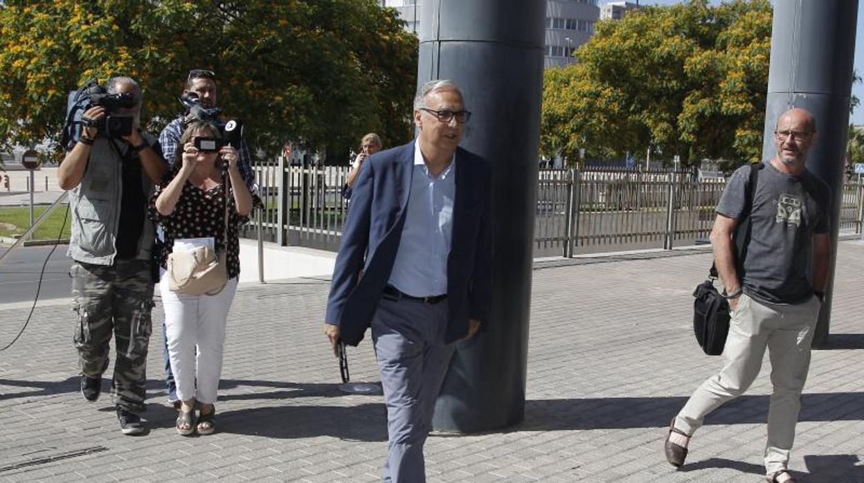 El exalcalde Agustín Navarro a su llegada a los juzgados de Benidorm para declarar