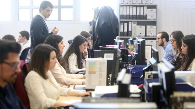 Economistas alertan del problema de la emigración de los jóvenes