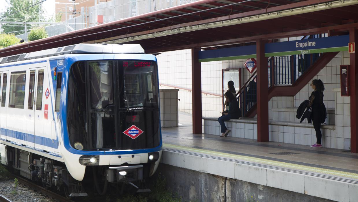 Varios pasajeros esperan la llegada de un vagón de la línea 5 de Metro, ayer, en el andén de Empalme