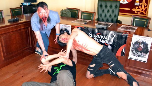 Los muertos vivientes llegaron al Ayuntamiento de Calzada de Calatrava al presentarse la 'Survival Zombie'