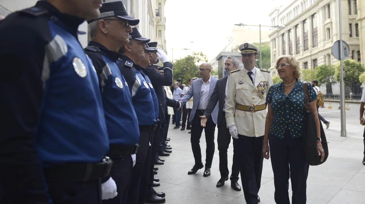 La alcaldesa, Manuela Carmena, en el acto de condecoraciones de la Policía Municipal